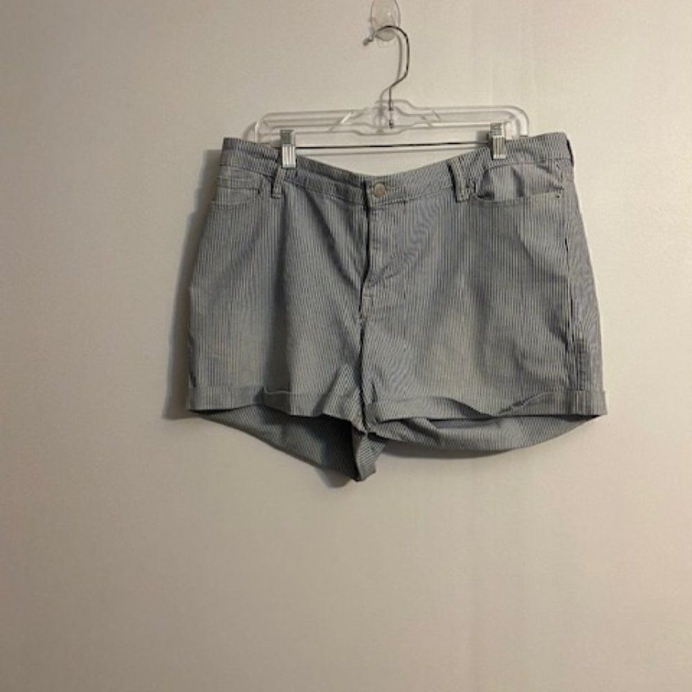 GAP Sexy by Stripe distressed 5 pocket Boyfriend shorts, size 16